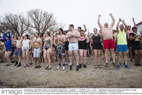 (160101) -- TORONTO, Jan. 1, 2016 -- Participants encourage themselves before running into Lake Ontario during the 2016 Toronto Polar Bear Dip event at the Sunnyside Park in Toronto, Canada, Jan. 1, 2016. Hundreds of participants braved the chilly waters to celebrate the New Year on Friday. ) CANADA-TORONTO-POLAR BEAR DIP ZouxZheng 