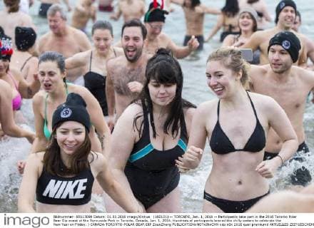 (160101) -- TORONTO, Jan. 1, 2016 -- Participants take part in the 2016 Toronto Polar Bear Dip event at the Sunnyside Park in Toronto, Canada, Jan. 1, 2016. Hundreds of participants braved the chilly waters to celebrate the New Year on Friday. ) CANADA-TORONTO-POLAR BEAR DIP ZouxZheng 
