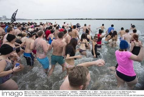 (160101) -- TORONTO, Jan. 1, 2016 -- Participants take part in the 2016 Toronto Polar Bear Dip event at the Sunnyside Park in Toronto, Canada, Jan. 1, 2016. Hundreds of participants braved the chilly waters to celebrate the New Year on Friday. ) CANADA-TORONTO-POLAR BEAR DIP ZouxZheng 