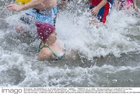 (160101) -- TORONTO, Jan. 1, 2016 -- Participants take part in the 2016 Toronto Polar Bear Dip event at the Sunnyside Park in Toronto, Canada, Jan. 1, 2016. Hundreds of participants braved the chilly waters to celebrate the New Year on Friday. ) CANADA-TORONTO-POLAR BEAR DIP ZouxZheng 