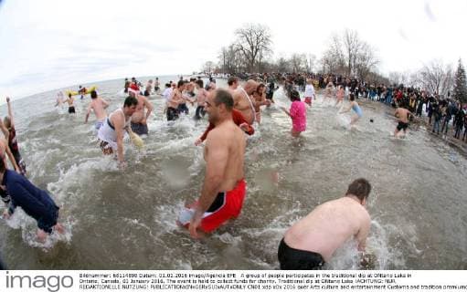 A group of people participates in the traditional dip at ONtario Lake in Ontario, Canada, 01 January 2016. The event is held to collect funds for charity. Traditional dip at ONtario Lake !ACHTUNG: NUR REDAKTIONELLE NUTZUNG!  CN01