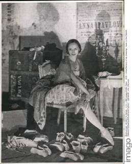 1925 - Anna Pavlova in her dressing - room in the theatre. - ZUMAk09_