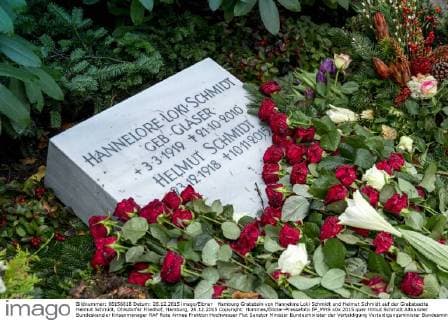 Hamburg Grabstein von Hannelore Loki Schmidt und Helmut Schmidt auf der Grabstaette Helmut Schmidt, Ohlsdorfer Friedhof, Hamburg, 26.12.2015 Copyright: Hommes Eibner-Pressefoto EP_MHS