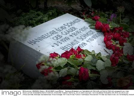 Hamburg Grabstein von Hannelore Loki Schmidt und Helmut Schmidt umsaeumt von roten Rosen auf der Grabstaette Helmut Schmidt, Ohlsdorfer Friedhof, Hamburg, 26.12.2015 Copyright: Hommes Eibner-Pressefoto EP_MHS