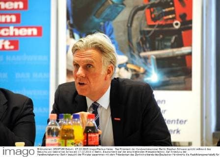Der Präsident der Handwerkskammer Berlin Stephan Schwarz spricht während des Besuchs von Gabriel bei Arrivo am 17.12.2015 in Berlin, Deutschland auf der anschließenden Pressekonferenz. Auf Einladung der Handwerkskammer Berlin besucht der Minister zusammen mit dem Präsidenten des Zentralverbands des Deutschen Handwerks die Ausbildungswerkstatt für Flüchtlinge in Berlin.