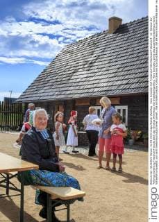 Hans Schuster-Hof Trebendorf DEU Sachsen Trebendorf: Im Rahmen der Teilortsumsiedlung Trebendorf wurde 2010 das einstige Wohnhaus des Dudelsackspielers, Hans Schuster, sowie das zugehörige Backhaus durch Vattenfall umgesetzt und nach Denkmalschutzkriterien saniert. Das architektonische Kulturdenkmal Schrotholzhausœ, hat als Hans Schuster-Hofœ seinen neuen Platz in der zukünftigen Ortsmitte von Trebendorf bekommen. Auf diese Weise erhält das gesamte Schleifer Kirchspiel eine weitere touristische Attraktion. Neben Ausstellungen zu sorbischen Bräuchen und Sitten soll im Hans Schuster-Hofœ die Ortschronik von Trebendorf untergebracht werden genauso wie Erinnerungswerte. In erster Linie soll es aber dem ehemaligen Bewohner, Hans Schuster, und seiner Leidenschaft für das Dudelsackspielen gewidmet sein. Hans Schuster wurde vor 100 Jahren, am 28. August 19