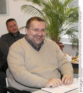 Berliner Theaterclub präsentiert den Berliner Künstlertaler Andreas Kurz bei der Praesentation Berliner Kuenstlertaler in Silber in den Geschaeftsraeumen des Berliner Theaterclubs e.V., Berlin.