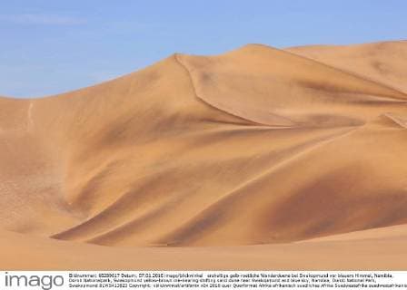 erzhaltige gelb-roetliche Wanderduene bei Swakopmund vor blauem Himmel, Namibia, Dorob Nationalpark, Swakopmund yellow-brown ore-bearing shifting sand dune near Swakopmund and blue sky, Namibia, Dorob National Park, Swakopmund BLWS413823 Copyright: xblickwinkel artifantx