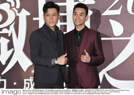 BEIJING, CHINA - JANUARY 07: (CHINA OUT) Actor Jin Dong (L) and actor Wang Kai arrive at the red carpet of the 2015 Sina Weibo Award Ceremony at China World Trade Center Tower III on January 7, 2016 in Beijing, China.  CFP477916056