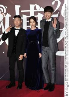 BEIJING, CHINA - JANUARY 07: (CHINA OUT) (L-R) South Korea singer and host Gary, actress and hostess Song Ji Hyo, and model and actor Lee Kwang Soo arrive at the red carpet of the 2015 Sina Weibo Award Ceremony at China World Trade Center Tower III on January 7, 2016 in Beijing, China.  CFP477916060