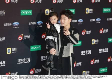 BEIJING, CHINA - JANUARY 07: (CHINA OUT) Actor Jia Nailing and daughter Jia Yunxin arrive at the red carpet of the 2015 Sina Weibo Award Ceremony at China World Trade Center Tower III on January 7, 2016 in Beijing, China.  CFP477916065