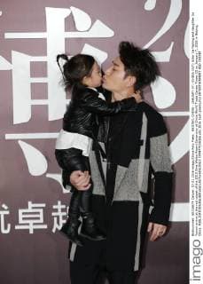 BEIJING, CHINA - JANUARY 07: (CHINA OUT) Actor Jia Nailing and daughter Jia Yunxin arrive at the red carpet of the 2015 Sina Weibo Award Ceremony at China World Trade Center Tower III on January 7, 2016 in Beijing, China.  CFP477916066