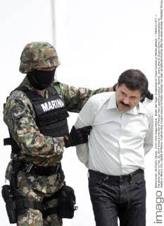 Bilder des Tages Drogenboss El Chapo Guzman in Mexiko gefasst -- MEXICO CITY -- File photo taken on Feb. 22, 2014 shows a member of Mexican Navy guarding Joaquin Guzman Loera, alias El Chapo during his presentation to media in Mexico City, capital of Mexico. Fugitive drug kingpin Joaquin El Chapo Guzman has been recaptured months after his prison escape, President Enrique Pena Nieto said on Jan. 8, 2016. ) (fnc) MEXICO-MEXICO CITY-GUZMAN LOERA-RECAPTURES DavidxdexlaxPaz 
