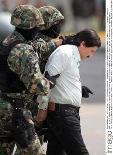 Drogenboss El Chapo Guzman in Mexiko gefasst -- MEXICO CITY -- File photo taken on Feb. 22, 2014 shows members of Mexican Navy guarding Joaquin Guzman Loera (R), alias El Chapo , during his presentation to media in Mexico City, capital of Mexico. Fugitive drug kingpin Joaquin El Chapo Guzman has been recaptured months after his prison escape, President Enrique Pena Nieto said on Jan. 8, 2016. ) (fnc) MEXICO-MEXICO CITY-GUZMAN LOERA-RECAPTURE DavidxdexlaxPaz 