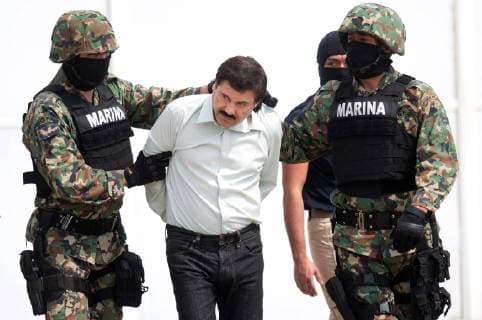 Drogenboss El Chapo Guzman in Mexiko gefasst -- MEXICO CITY -- File photo taken on Feb. 22, 2014 shows members of Mexican Navy guarding Joaquin Guzman Loera (C), alias El Chapo , during his presentation to media in Mexico City, capital of Mexico. Fugitive drug kingpin Joaquin El Chapo Guzman has been recaptured months after his prison escape, President Enrique Pena Nieto said on Jan. 8, 2016. ) (fnc) MEXICO-MEXICO CITY-GUZMAN LOERA-RECAPTURE DavidxdexlaxPaz 