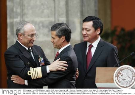 Mexican President Enrique Pena Nieto (C), Secretary of the Navy Francisco Soberon Sanz (L) and Home Secretary Miguel Angel Osorio Chong attend a televised press briefing on the arrest of drug dealer El Chapo at the National Palace in Mexico city, Mexico, 08 January 2016. Pena Nieto stated that the arrest of Joaquin El Chapo guzman, on the run from justice since 11 July after escaping a maximum security prison, constitutes an achievement for democracy and an action against impunity . The President did also praise the work of the Mexican security forces and maintained that any goal is achievable for the Mexicans as long as they remain unietd. EFE Jose Mendez MEXICAN PRESIDENT PENA NIETO ON GUZMAN S ARREST AN ACHIEVEMENT FOR DEMOCRACY !ACHTUNG: NUR REDAKTIONELLE NUTZUNG!  MEX51 20160108-635878918956725493