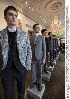 Bilder des Tages Images licensed to i-Images Picture Agency. 09 01 2016. London, United Kingdom. Hardy Amies show on day two of London Men s Fashion Week for autumn winter 2016.  xStephenxLockx xi-Imagesx IIM-11694-0002