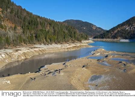IMAGO Nature: Unsere Erde, Klimawandel, Dürren Sylvensteinspeicher, Niedrigwasser mit Grundmauern alter Gebäude, Bayern, Oberbayern, Deutschland, Europa Copyright: imageBROKER/ManfredxBail ibxabc04293284.jpg