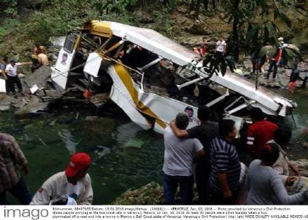 (160111) -- VERACRUZ, Jan. 10, 2016 -- Photo provided by Veracruz s Civil Protection shows people working at the bus crash site in Veracruz, Mexico, on Jan. 10, 2016. At least 20 people were killed Sunday when a bus plummeted off a road and into a ravine in Mexico s Gulf Coast state of Veracruz. Veracruz s Civil Protection) (rtg) (ah) MADE QUALITY AVAILABLE MEXICO-VERACRUZ-BUS ACCIDENT VERACRUZ CIVILxPROTECTION 