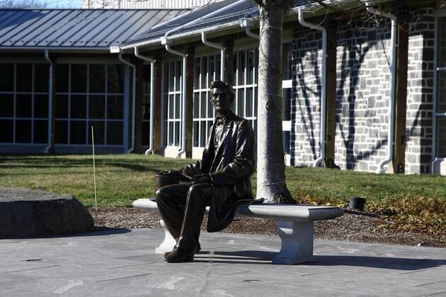 Gettysburg Eine Bronzestatue von US-Praesident Abraham Lincoln sitzt vor dem Besucherzentrum des Gettysburg National Military Park, Schlachtfeld von Gettysburg, Copyright: Hundt xEibner-Pressefoto EP_mht