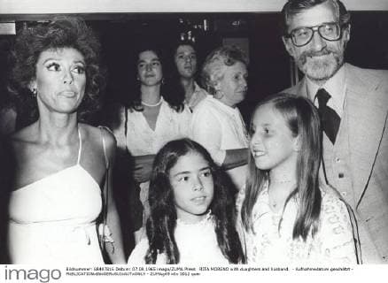 RITA MORENO with duaghters and husband. - Aufnahmedatum geschätzt - - ZUMAg49