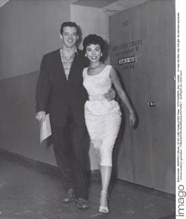 RITA MORENO Don Crichton , 19 year old.Rita help him get his contract approved. - Aufnahmedatum geschätzt - - ZUMAg49