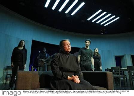 drama-berlin.de 12.01.2016 Schaubuehne am Lehniner Platz Berlin DIE MUTTER (von Bertolt Brecht, Musik von Hanns Eisler), Regie: Peter Kleinert, Buehne: Peter Schubert, Kostueme: Susanne Uhl, Musikalische Leitung: Mark Scheibe, Koproduktion mit der Hochschule fuer Schauspielkunst Ernst Busch Berlin, Premiere am 13.01.2016. Szene mit Ursula Werner (als Die Mutter, Mitte) und Rosa Thormeyer, Thimo Meitner und Celina Rongen. Schaubuehne am Lehniner Platz Berlin THE MOTHER by Bertolt Brecht, music by Hanns Eisler, directed by Peter Kleinert, stage design Peter Schubert, costumes design Susanne Uhl, conducted by Mark Scheibe, co-production with Ernst Busch Academy of Dramatic Arts Berlin, opening January 13, 2016. Scene with Ursula Werner (as The Mother, C) and Rosa Thormeyer, Thimo Meitner and Celina Rongen. Bresadola drama-berlin.de