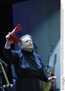 drama-berlin.de 12.01.2016 Schaubuehne am Lehniner Platz Berlin DIE MUTTER (von Bertolt Brecht, Musik von Hanns Eisler), Regie: Peter Kleinert, Buehne: Peter Schubert, Kostueme: Susanne Uhl, Musikalische Leitung: Mark Scheibe, Koproduktion mit der Hochschule fuer Schauspielkunst Ernst Busch Berlin, Premiere am 13.01.2016. Szene mit Ursula Werner (als Die Mutter). Schaubuehne am Lehniner Platz Berlin THE MOTHER by Bertolt Brecht, music by Hanns Eisler, directed by Peter Kleinert, stage design Peter Schubert, costumes design Susanne Uhl, conducted by Mark Scheibe, co-production with Ernst Busch Academy of Dramatic Arts Berlin, opening January 13, 2016. Scene with Ursula Werner (as The Mother). Bresadola drama-berlin.de