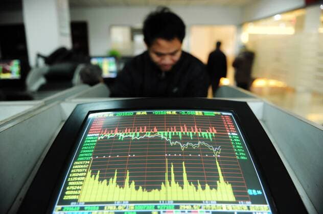 QINGDAO, CHINA - JANUARY 15: (CHINA OUT) An investor observes stock market at an exchange hall on January 15, 2016 in Qingdao, Shandong Province of China. Chinese share went down sharply on Friday. The Shanghai Composite Index declined 3.55% or 106.68 points to 2,900.97 points and the Shenzhen Composite Index dropped 3.35% or 347.02 points to 9,997.92 points.  CFP478231776