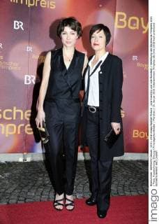 Julia Koschitz und Jule Ronstedt Verleihung des Bayerische Filmpreis 2015 Preis, Auszeichnung, Ehrung Prinzregententheater München 15. Januar 2016