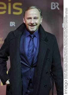 Alexander HELD (Schauspieler), Einzelbild,angeschnittenes Einzelmotiv,Halbfigur,halbe Figur. Bayerischer Filmpreis 2016-Red Carpet,Roter Teppich,am 15.01.2016 im Prinzregententheater in Muenchen.