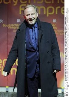 Alexander HELD (Schauspieler), Einzelbild,angeschnittenes Einzelmotiv,Halbfigur,halbe Figur. Bayerischer Filmpreis 2016-Red Carpet,Roter Teppich,am 15.01.2016 im Prinzregententheater in Muenchen.