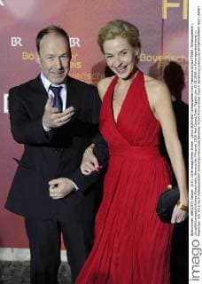 Ulrich NOETHEN (Schauspieler) mit Franziska SCHLATTNER (Schauspielerin). ,Einzelbild,angeschnittenes Einzelmotiv, Bayerischer Filmpreis 2016-Red Carpet,Roter Teppich,am 15.01.2016 im Prinzregententheater in Muenchen.