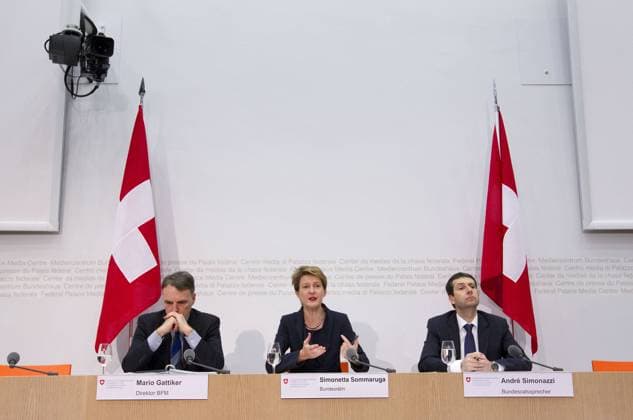 Dec. 7, 2012 - Bern, Schweiz - 07.Dez.2012; Bern; Inland - MK Bundesrat; Mario Gattiker Direktor BFM, Bundesraetin Simonetta Sommaruga und Bundesratssprecher Andre Simonazzi vl. informieren an der Pressekonferenz zur Bundesratssitzung.  - ZUMAf10