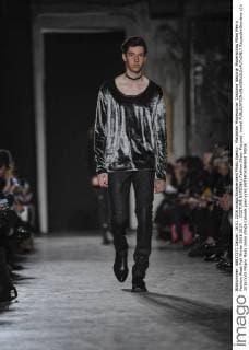 Mailänder Modewoche: Costume National Modenschau Milan Men s Fashion Week Fall Winter 2016 2017. . COSTUME NATIONAL Fashion Show. Pictured: model  RiccardoxGiordano