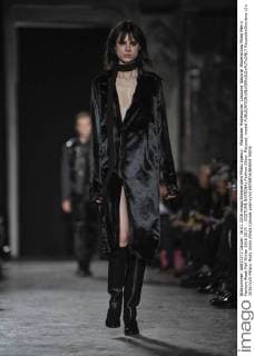 Mailänder Modewoche: Costume National Modenschau Milan Men s Fashion Week Fall Winter 2016 2017. . COSTUME NATIONAL Fashion Show. Pictured: model  RiccardoxGiordano