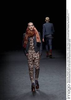 A model displays a creation of Vivienne Westwood men s Fall-Winter 2016-2017 collection during Milan Fashion Week in Milan, Italy, on Jan. 17, 2016. ) ITALY-MILAN-FASHION WEEK-VIVIENNE WESTWOOD JinxYu 