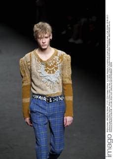 A model displays a creation of Vivienne Westwood men s Fall-Winter 2016-2017 collection during Milan Fashion Week in Milan, Italy, on Jan. 17, 2016. ) ITALY-MILAN-FASHION WEEK-VIVIENNE WESTWOOD JinxYu 