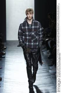 A model displays a creation for Bottega Veneta men s Fall-Winter 2016-2017 collection during Milan Fashion Week in Milan, Italy, on Jan. 17, 2016. ) ITALY-MILAN-BOTTEGA VENETA-FASHION WEEK jinxyu 