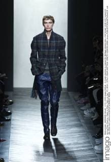 A model displays a creation for Bottega Veneta men s Fall-Winter 2016-2017 collection during Milan Fashion Week in Milan, Italy, on Jan. 17, 2016. ) ITALY-MILAN-BOTTEGA VENETA-FASHION WEEK jinxyu 