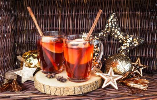 Heisser Punsch mit Apfel und Zimt  1079702790
