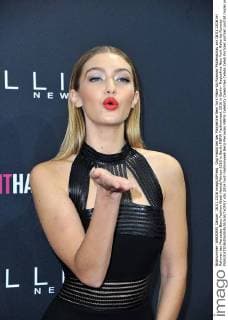 Gigi Hadid bei der Maybelline New York Make-Up Runway Modenschau am 18.01.2016 im Rahmen der Mercedes-Benz Fashion Week Herbst Winter 2016 in Berlin MBFW Fashionweek 2016 in Berlin- Maybelline New York Make-Up Runway 