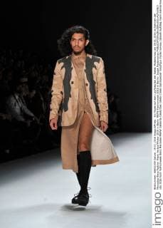 Ein Model auf dem Laufsteg bei der Sadak Modenschau am 19.01.2016 im Rahmen der Mercedes-Benz Fashion Week Herbst Winter 2016 in Berlin MBFW Fashionweek 2016 in Berlin- Sadak Modenschau 