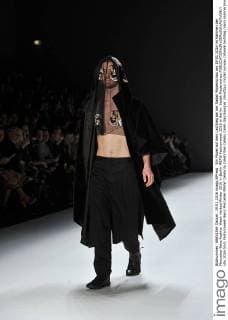 Ein Model auf dem Laufsteg bei der Sadak Modenschau am 19.01.2016 im Rahmen der Mercedes-Benz Fashion Week Herbst Winter 2016 in Berlin MBFW Fashionweek 2016 in Berlin- Sadak Modenschau 