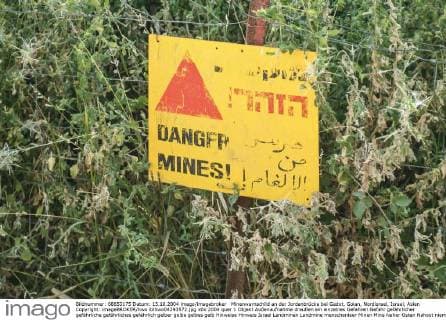 Minenwarnschild an der Jordanbrücke bei Gadot, Golan, Nordisrael, Israel, Asien Copyright: imageBROKER hwo iblhwo04293572.jpg