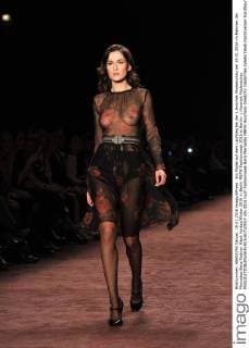 Ein Model auf dem Laufsteg bei der L.Hoschek Modenschau am 19.01.2016 im Rahmen der Mercedes-Benz Fashion Week Herbst Winter 2016 in Berlin MBFW Fashionweek 2016 in Berlin- L.Hoschek Modenschau 
