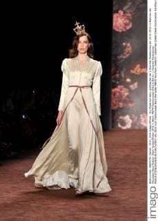 Ein Model auf dem Laufsteg bei der L.Hoschek Modenschau am 19.01.2016 im Rahmen der Mercedes-Benz Fashion Week Herbst Winter 2016 in Berlin MBFW Fashionweek 2016 in Berlin- L.Hoschek Modenschau 