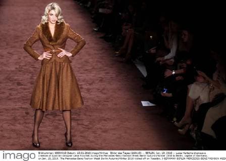 Bilder des Tages (160119) -- BERLIN, Jan. 19, 2016 -- Luisa Hertema displays a creation of Austrian designer Lena Hoschek during the Mercedes-Benz Fashion Week Berlin Autumn Winter 2016 in Berlin, capital of Germany, on Jan. 19, 2016. The Mercedes-Benz Fashion Week Berlin Autumn Winter 2016 kicked off on Tuesday. ) GERMANY-BERLIN-MERCEDES-BENZ FASHION WEEK-LENA HOSCHEK ZhangxFan 