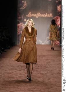 Luisa Hartema auf dem Catwalk für Label Lena Hoschek bei der MBFW 2016 im Fashion Week Zelt am Brandenburger Tor, Berlin.