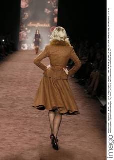 Luisa Hartema auf dem Catwalk für Label Lena Hoschek bei der MBFW 2016 im Fashion Week Zelt am Brandenburger Tor, Berlin.